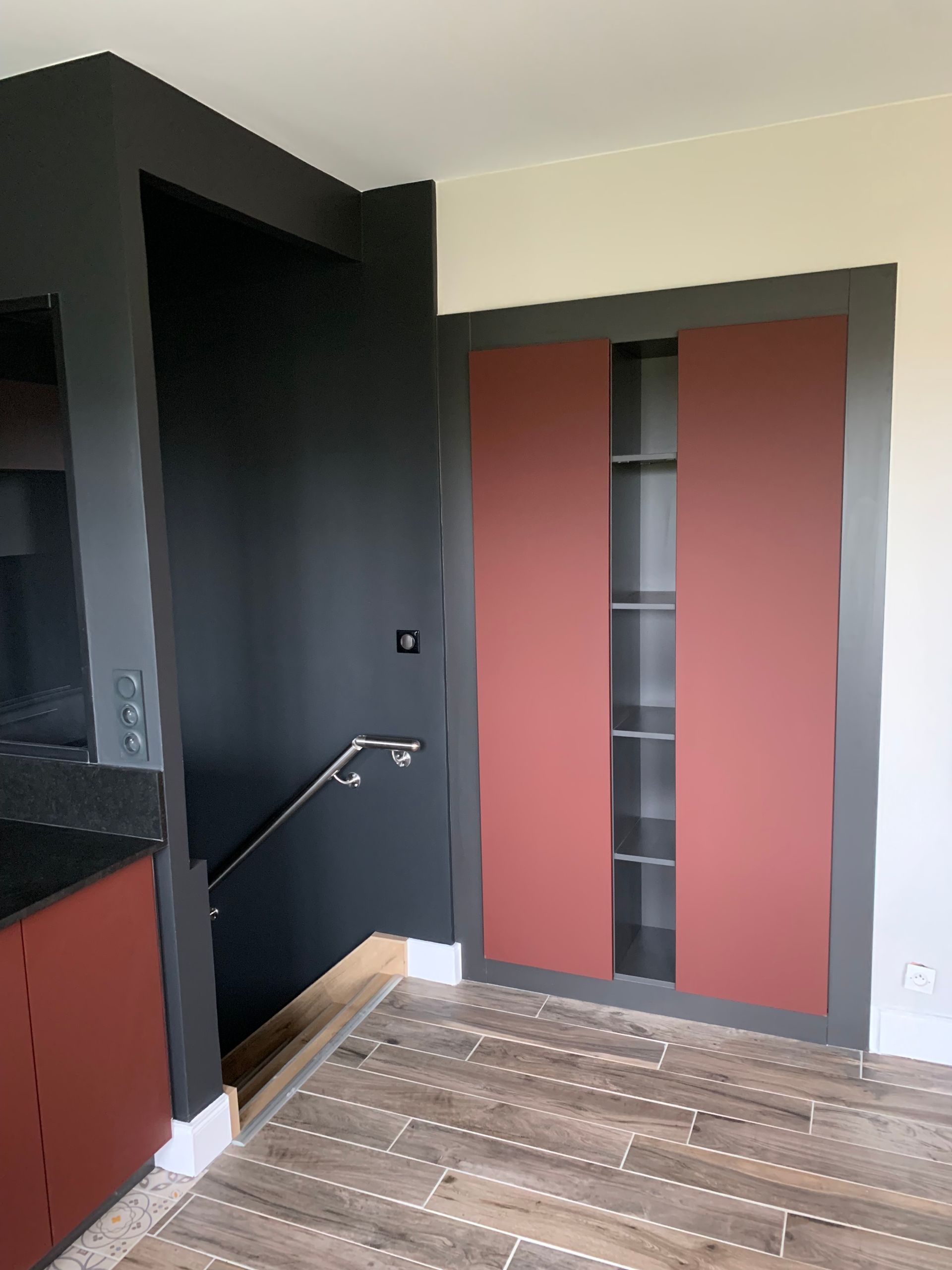 Peinture murale rouge et noire