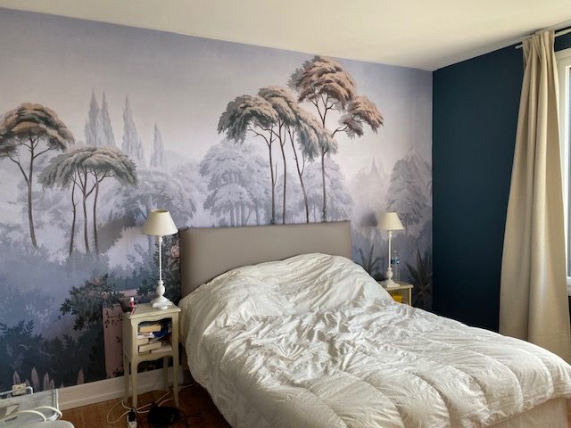 Tapisserie derrière une tête de lit
