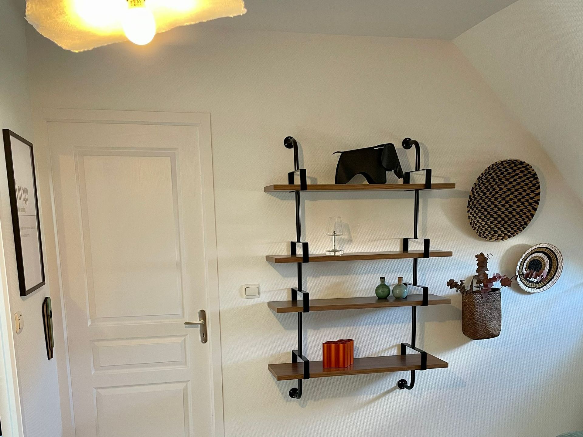 Peinture blanche sur mur et porte