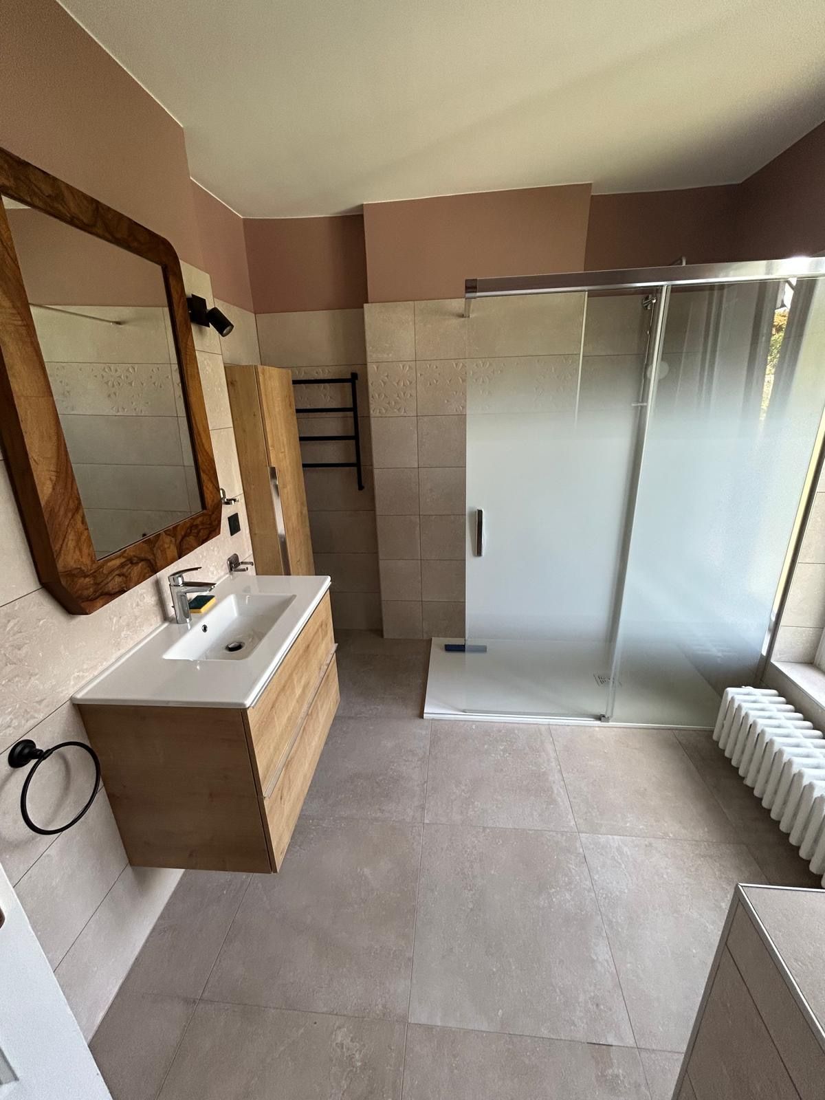 Salle de bain refaite avec sol et murs en carrelage