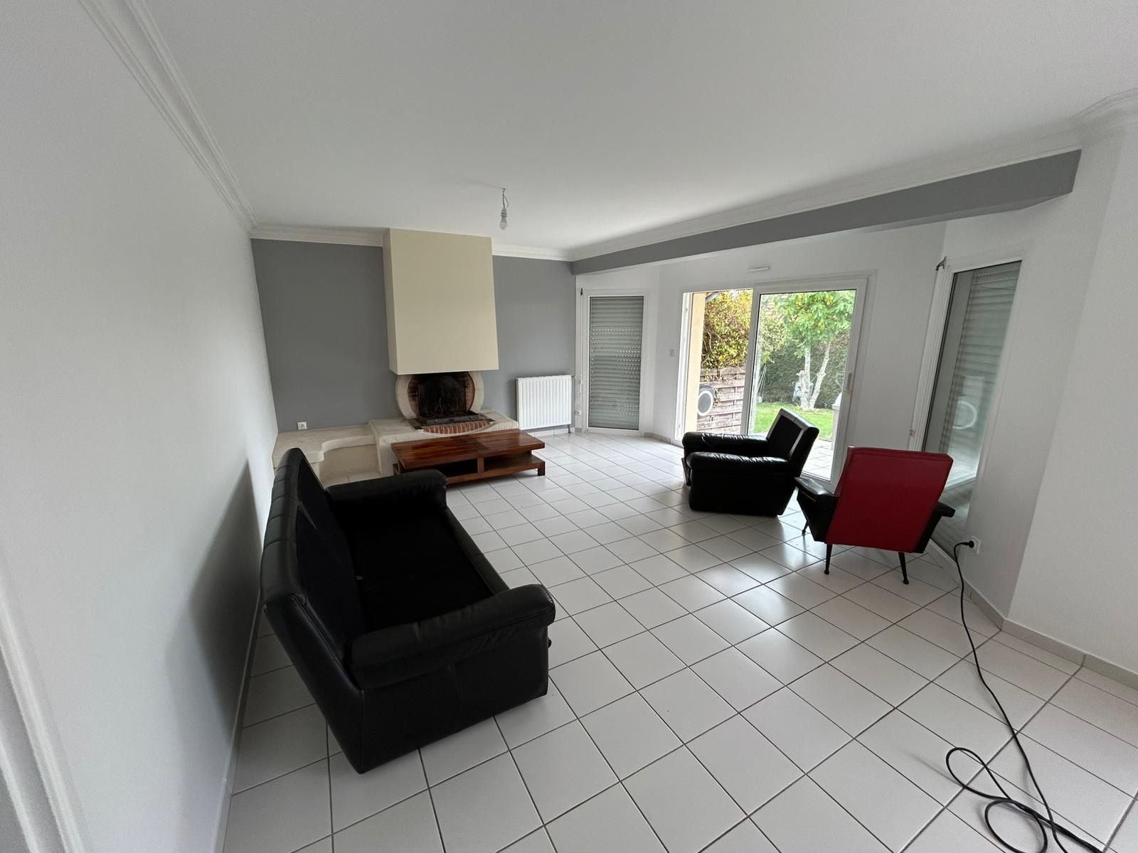 Salon avec murs peints et carrelage blanc au sol
