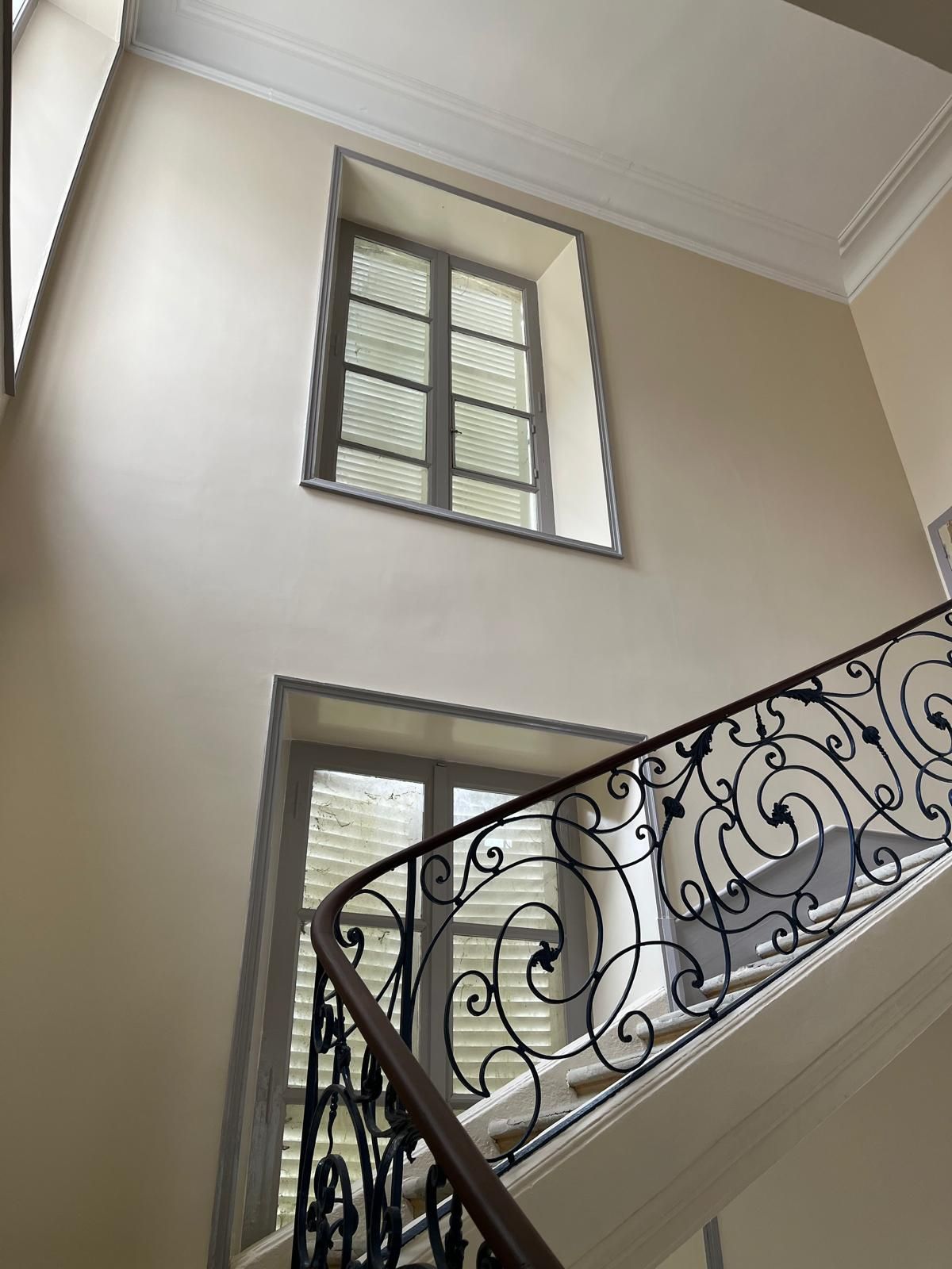Mur repeint dans une cage d'escalier
