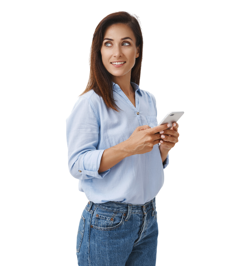 Une femme tenant son téléphone
