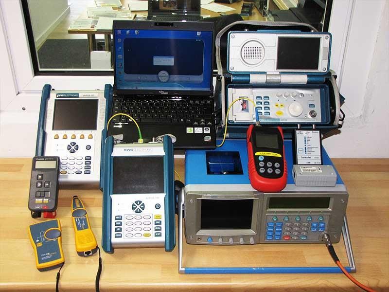 Eine Reihe elektronischer Geräte auf einem Tisch, darunter ein Laptop