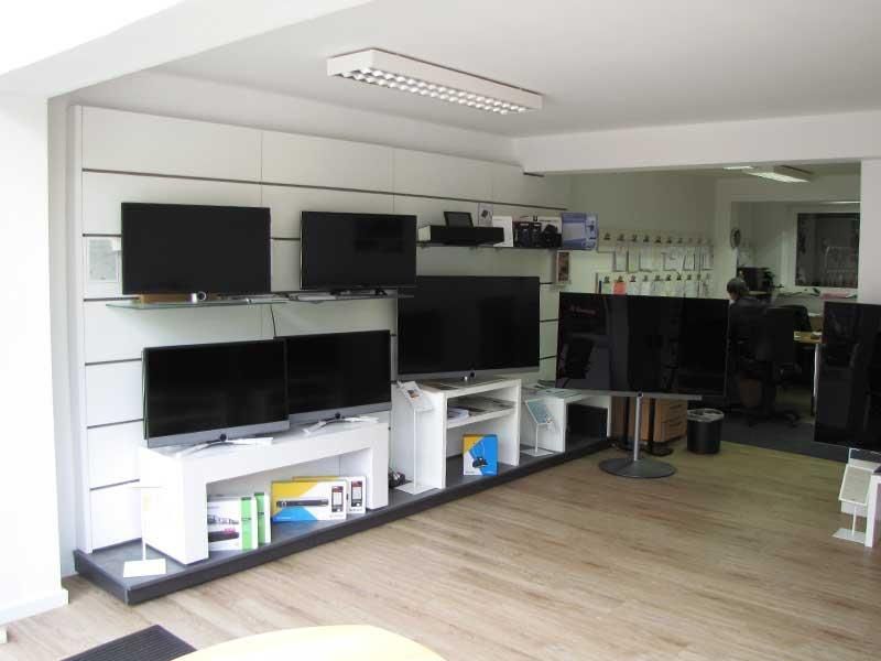 Ein Raum mit vielen Fernsehern