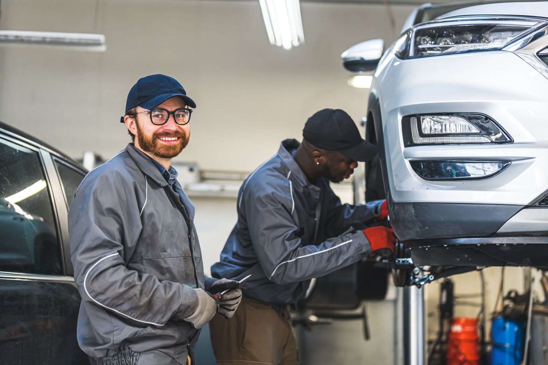 Équipe de mécaniciens dans un garage