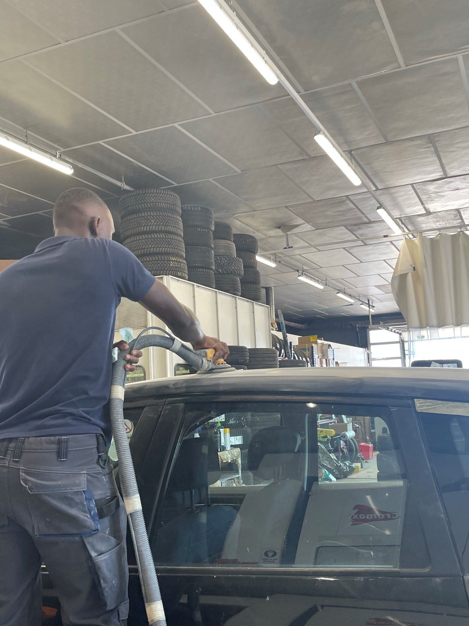 Mécanicien en plein travail