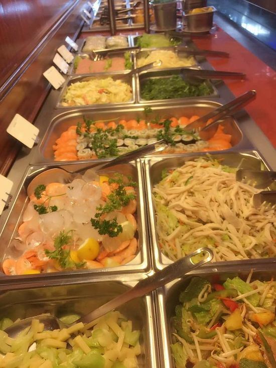 Salade de choux, sushis et nems dans votre restaurant japonais