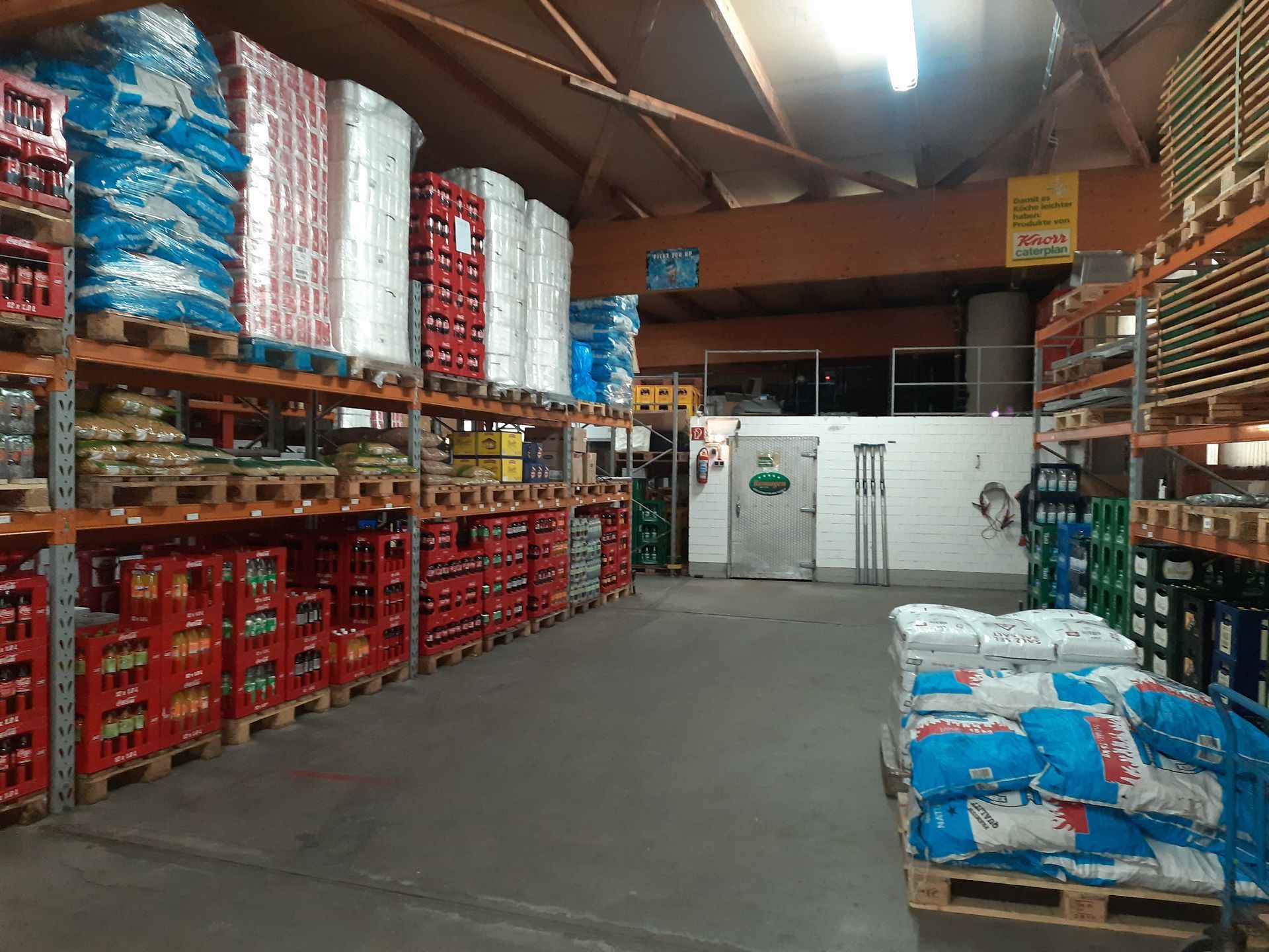 Ein Korb mit verschiedenen Gebäcksorten auf einem Tisch.