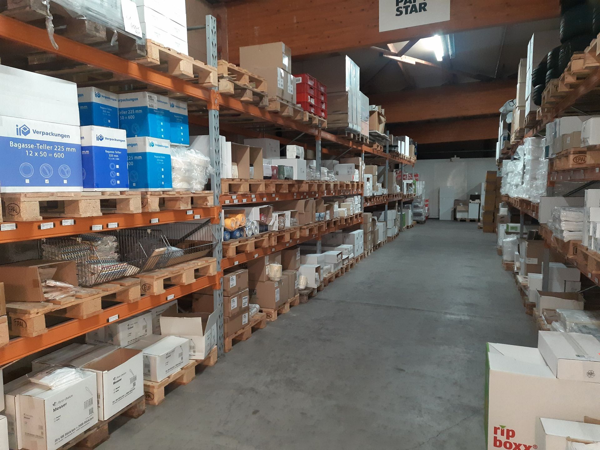 Ein Buffet-Tisch voller Teller mit Essen und Gläsern Wein.