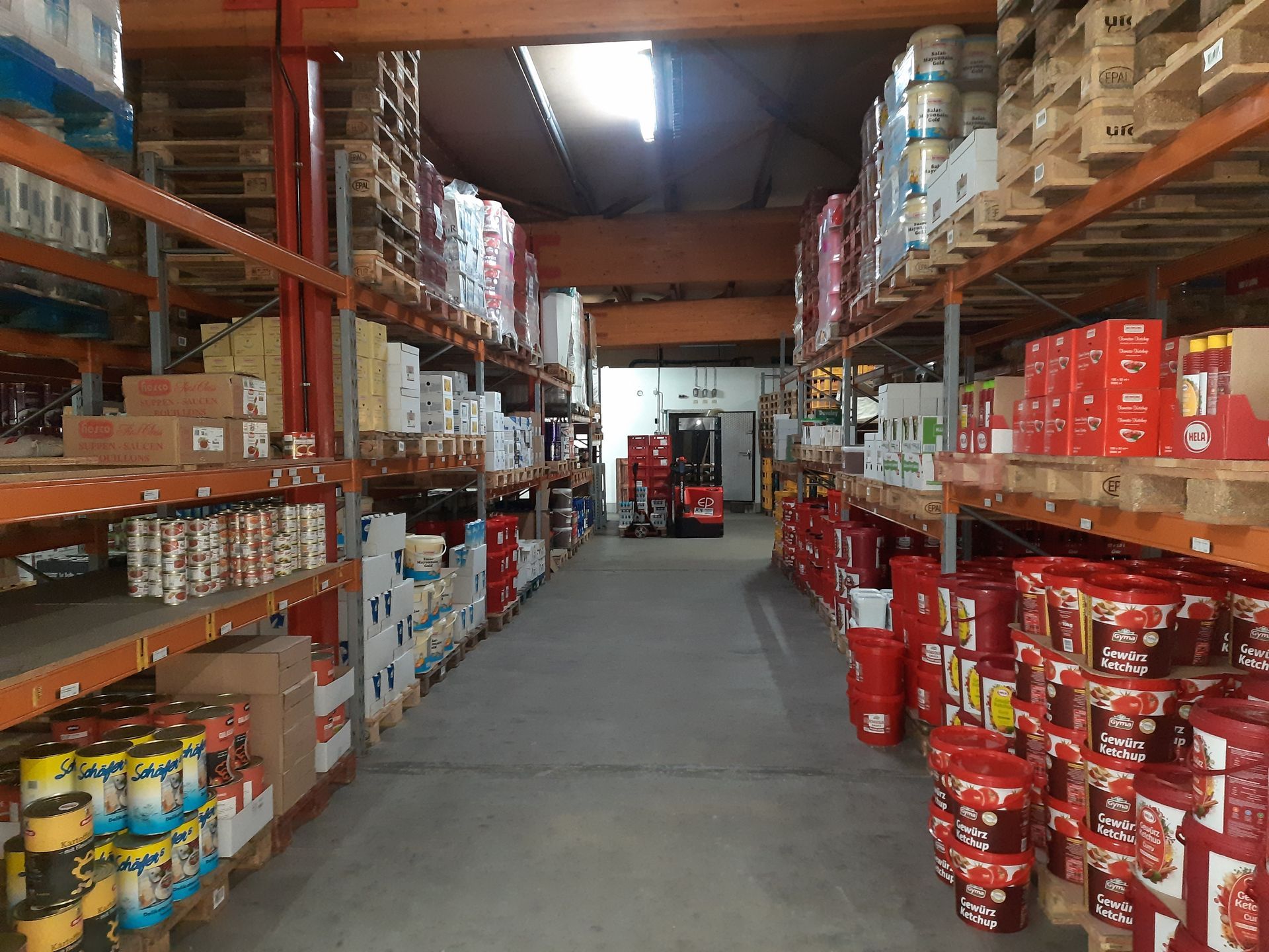 Es kommen viele verschiedene Speisen auf den Tisch.