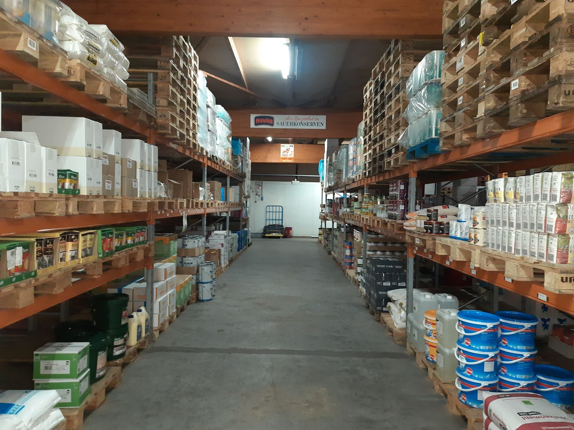 Verschiedene Sandwiches und Croissants auf einem Glastablett auf einem Tisch.