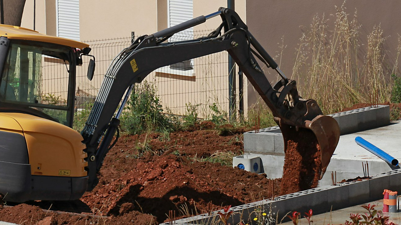 Un engin de chantier effectue un travail de terrassement