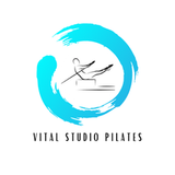 El logotipo de Vital Studio Pilates muestra a una persona haciendo pilates en un círculo azul.