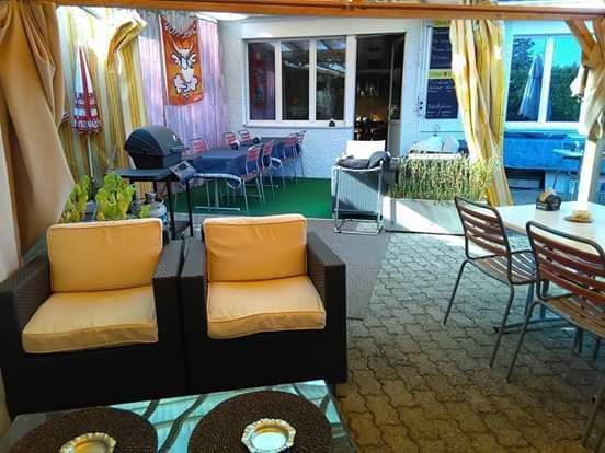 Zwei übereinanderliegende, leere Bilderrahmen mit weisser Umrandung auf grauem Hintergrund.