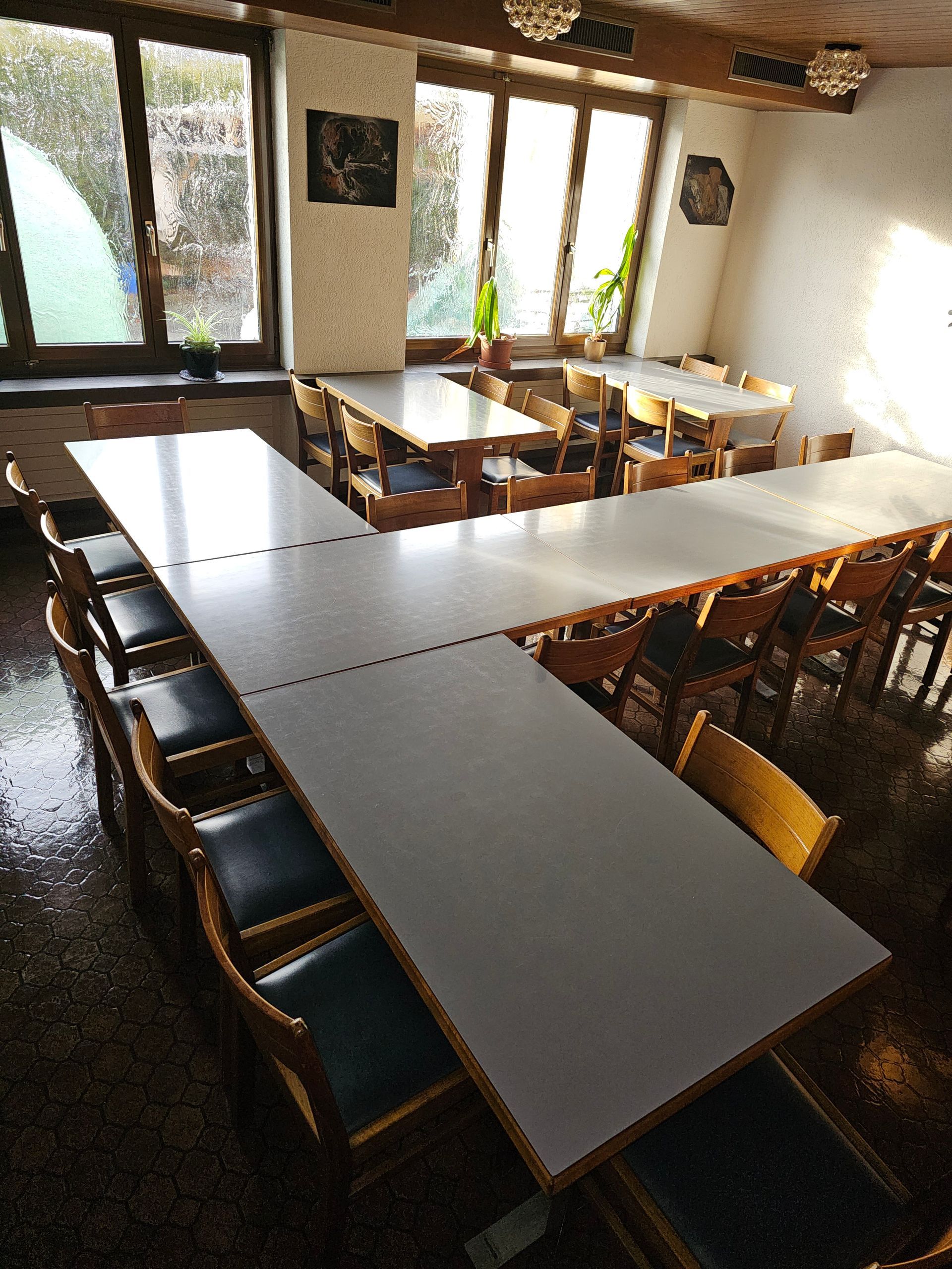 Zwei übereinanderliegende, leere Bilderrahmen mit weisser Umrandung auf grauem Hintergrund.