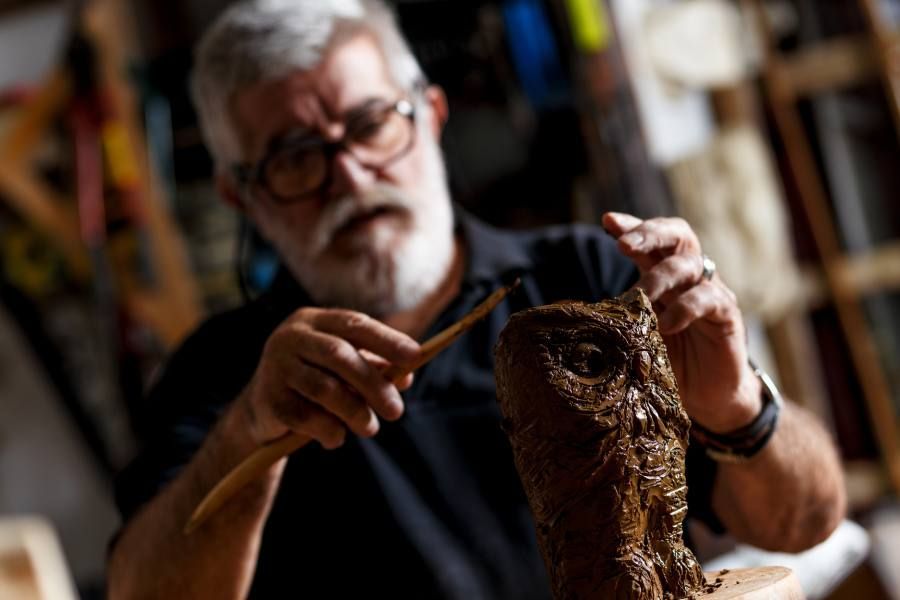 Steinmetz bei der Arbeit Lackierung
