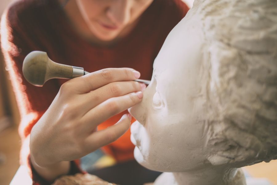 Steinmetz bei der Arbeit Büste