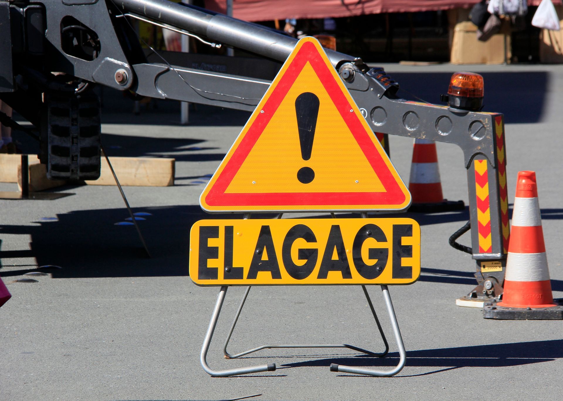 Panneau de signalisation indiquant des travaux d'élagage