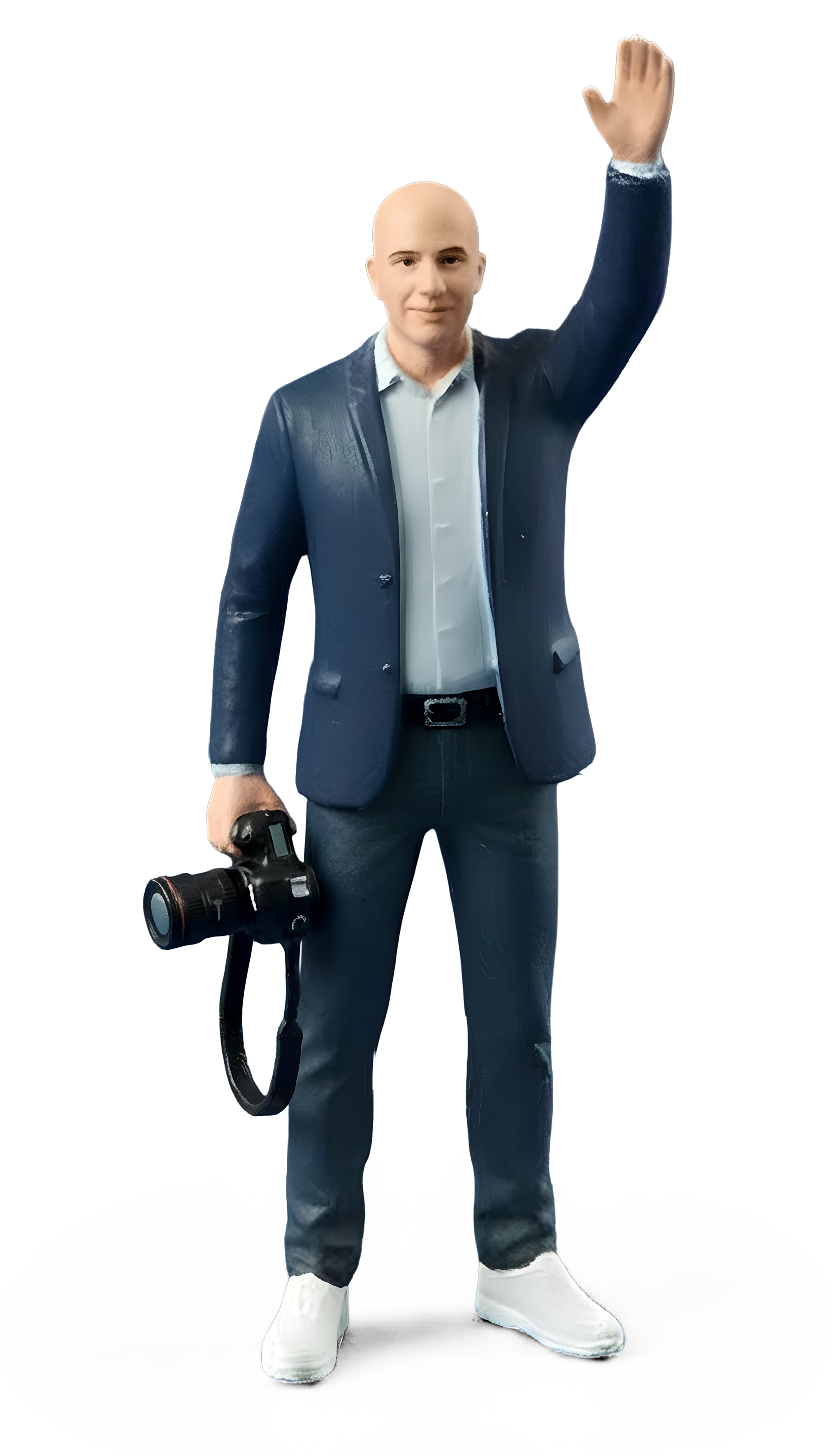 Eine Person mit Glatze, bekleidet mit einem dunkelblauen Blazer, einem hellen Hemd und Jeans, winkt, während sie in der anderen Hand eine Kamera hält.