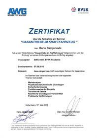 Ein Zertifikat mit der Aufschrift „Zertifikat“ ist von zwei Personen unterschrieben.