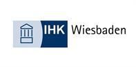 Das logo der ihk wiesbaden ist blau und weiß.