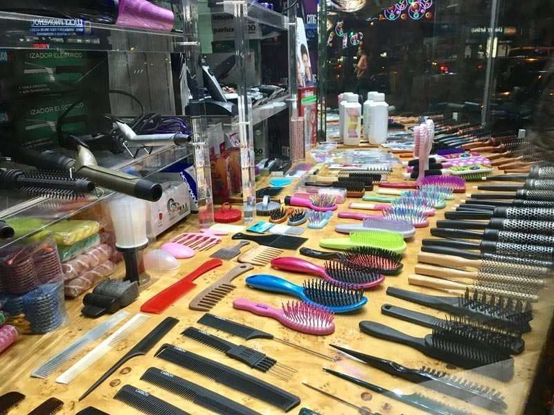 Una mesa con muchos cepillos para el cabello y tijeras encima.