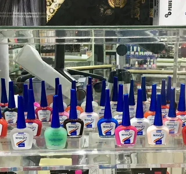 En una tienda se exhiben muchas botellas de esmalte de uñas.
