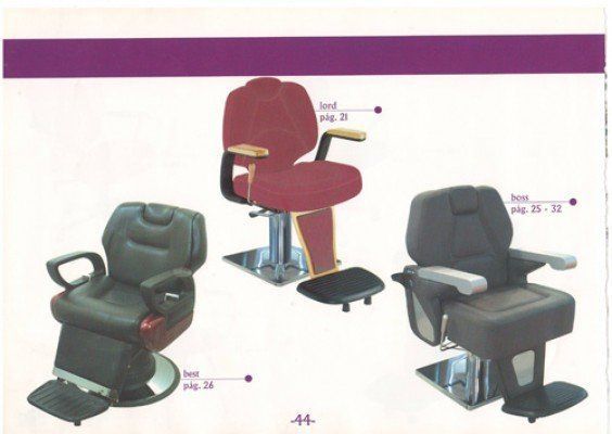 Se muestran tres sillas en una página con el número 44