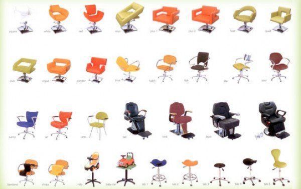 Un montón de sillas de diferentes colores están alineadas en una fila.