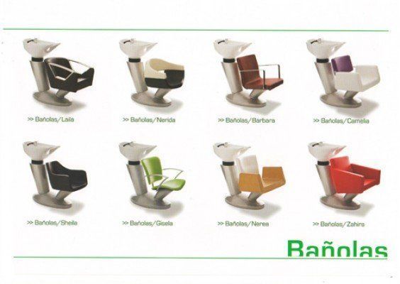 Un montón de sillas con la palabra bañolas en la parte inferior.