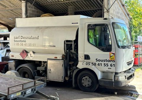 Un semi-remorque tractant une citerne sur une autoroute.