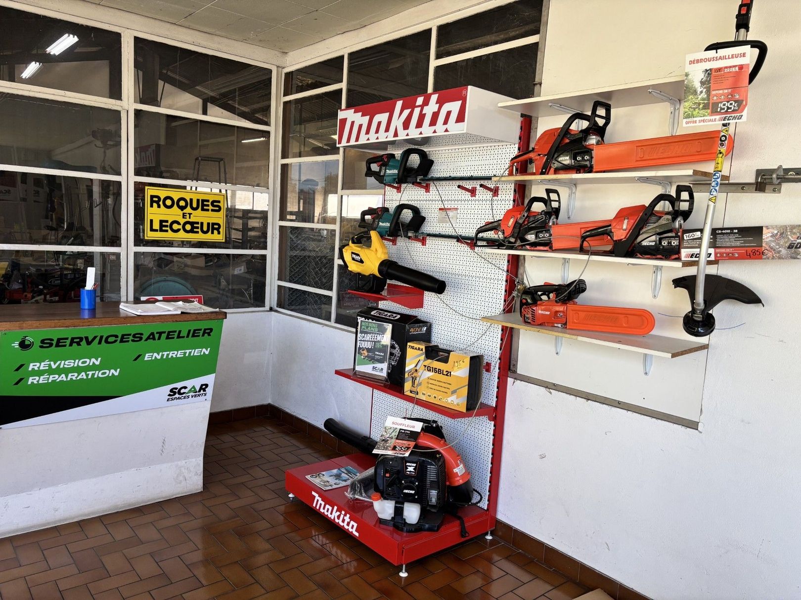 Présentoir de quincaillerie avec outils électriques Makita®.