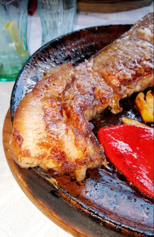 Un primer plano de un plato de comida con carne y pimientos.