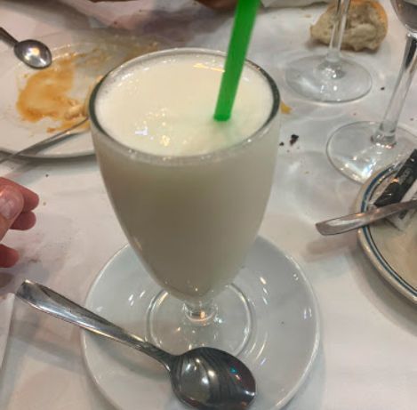 Un vaso de batido con una pajita verde