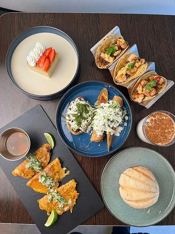 Una mesa cubierta con platos de comida y postres.