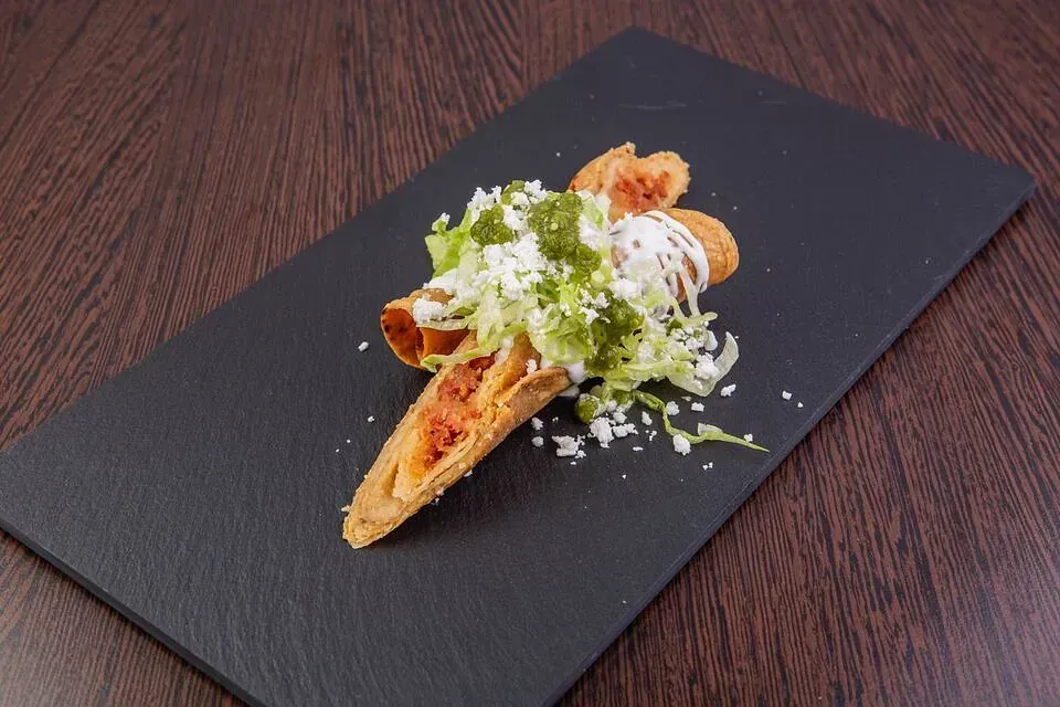 Un primer plano de un plato de comida sobre una mesa.