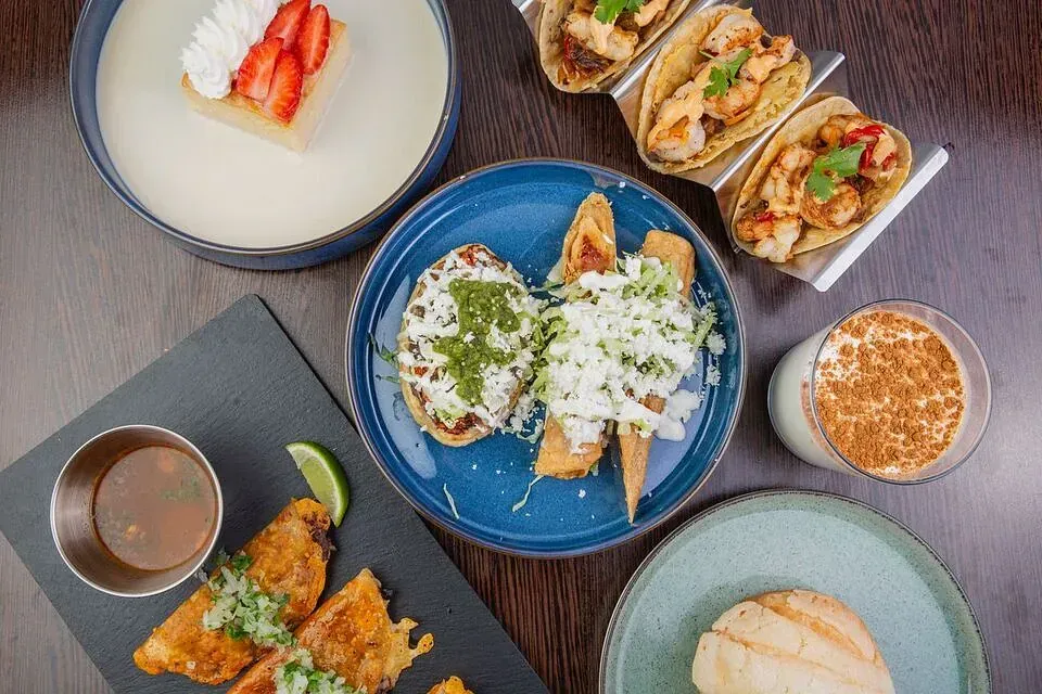 Una mesa cubierta con platos de comida y bebidas.