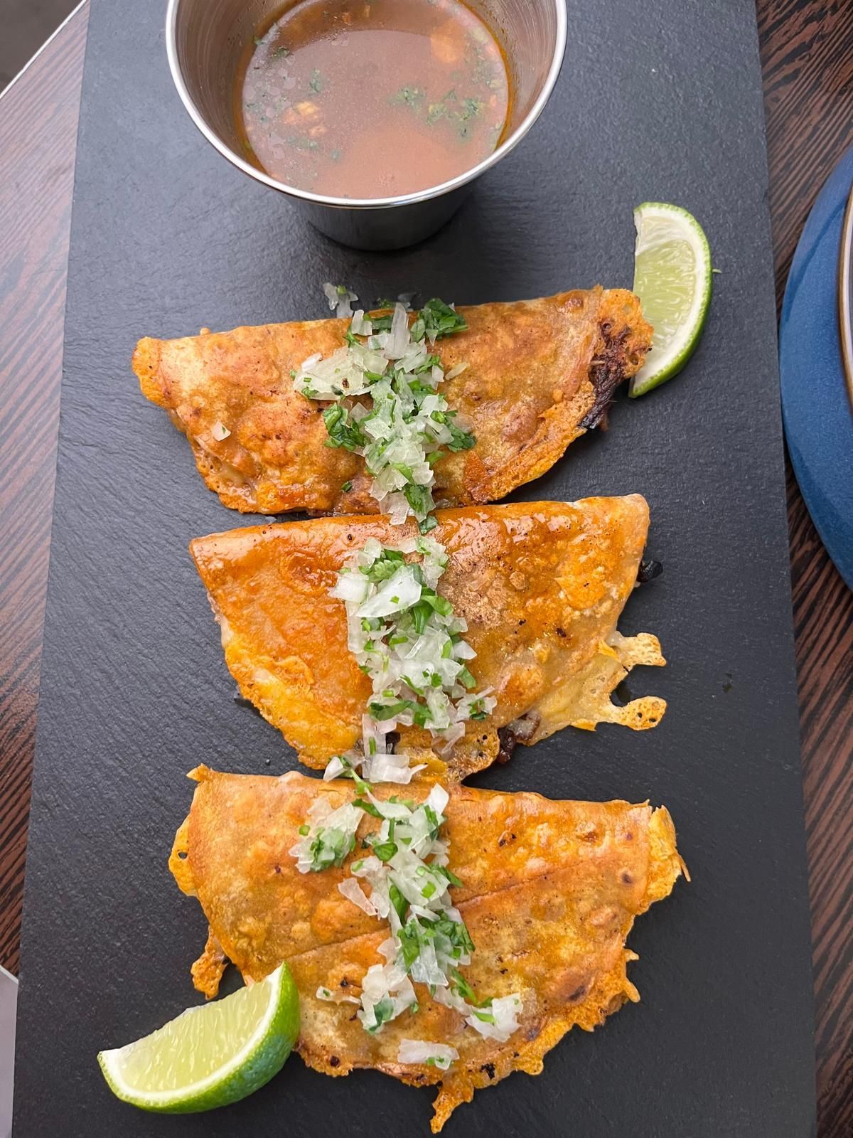 Auténticos tacos de birria con queso fundido y tortilla de maíz en Santander