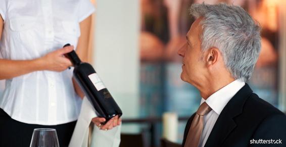 Restaurants - présentation bouteille vin