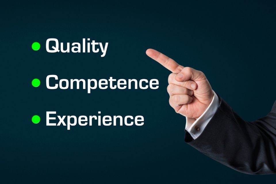 Hand zeigt auf Stichpunkt: Quality, Competence, Experience