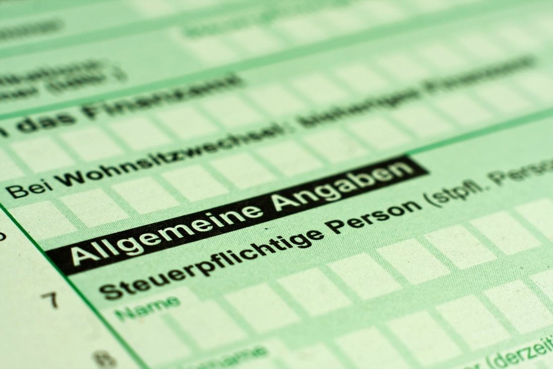 Ein Mann steht hinten in einem mit Pappkartons gefüllten Lieferwagen.