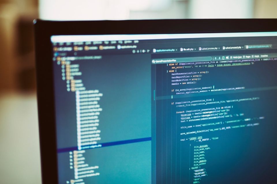 Ein Mann steht hinten in einem mit Pappkartons gefüllten Lieferwagen.