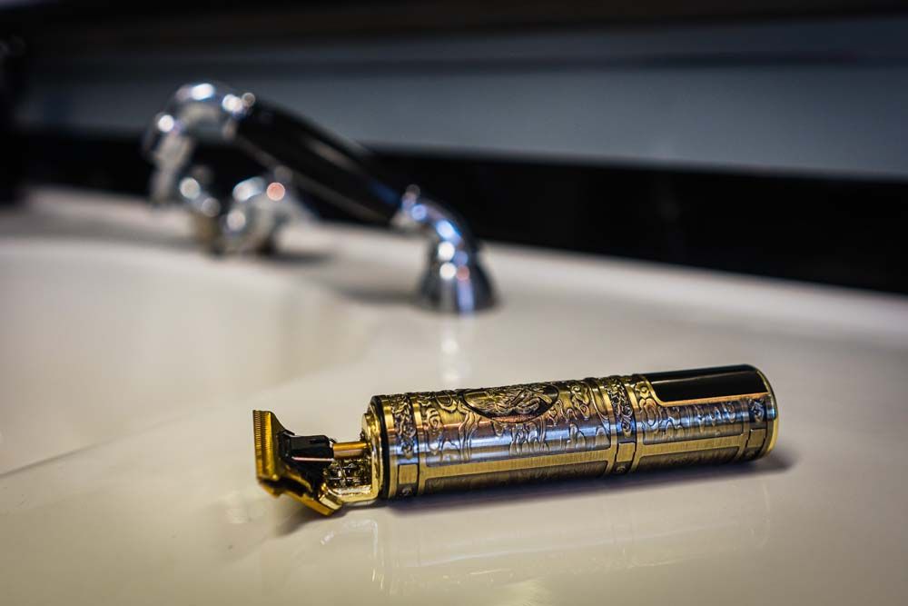 Eine Frau föhnt einem Mann in einem Salon die Haare.