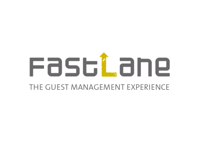 Logo für FastLane, ein Gästemanagement-Erlebnis. Das Wort „FastLane“ ist grau, das „L“ gelb mit einem nach oben gerichteten Pfeil. Darunter steht „The Guest Management Experience“.