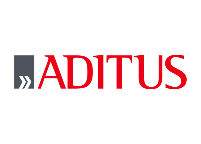 Logo von ADITUS, roter Text mit einem dunkelgrauen Quadrat, das zwei nach rechts zeigende weiße Pfeile enthält.
