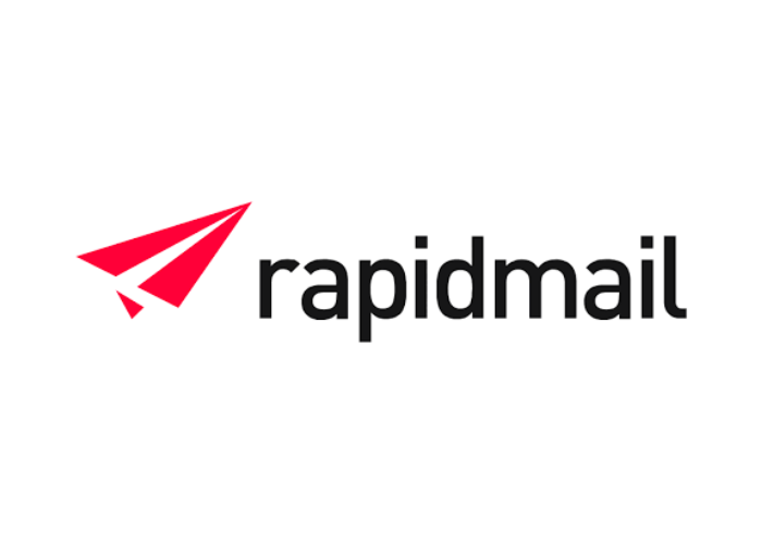 Logo von Rapidmail: Links neben dem schwarzen Wort „Rapidmail“ fliegt ein rotes Papierflugzeug.
