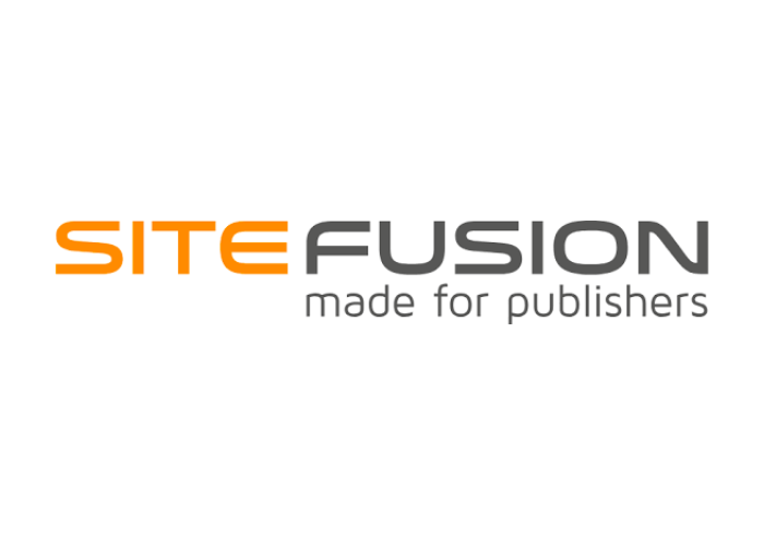 SiteFusion-Logo mit orangefarbenem und grauem Text. „SiteFusion“ ist der Firmenname und „made for publishers“ ist der Slogan.