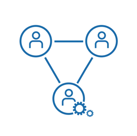 Drei miteinander verbundene Personen in Kreisen, eine mit einem Zahnradsymbol, das Zusammenarbeit und Prozess darstellt.