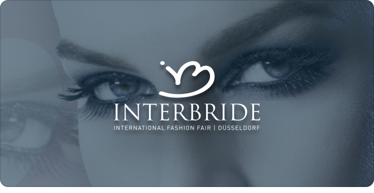 Logo für Interbride über einem unscharfen Foto der Augen einer Frau mit dramatischem Make-up in Blautönen.